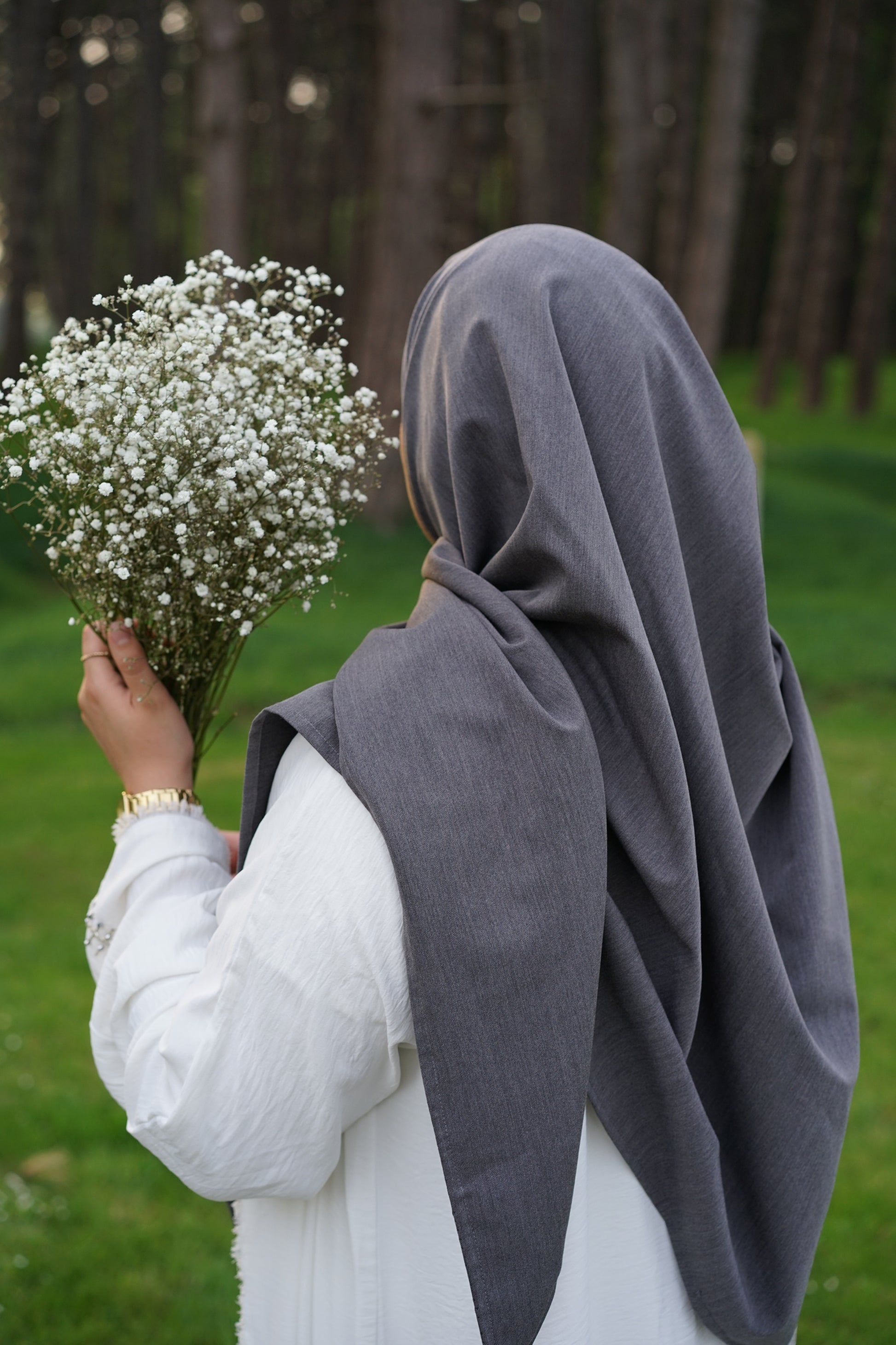 Hijab triangle en lin gris 