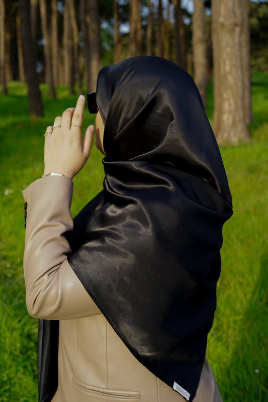 Carré de soie noir très grand