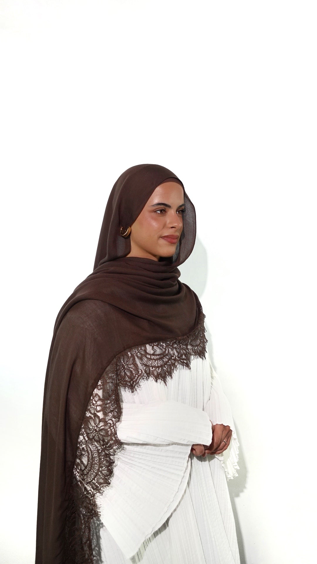 Hijab modal dentelle marron chocolat porté par femme musulmane, idéal canicule, fortes chaleur 