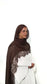 Hijab modal dentelle marron chocolat porté par femme musulmane, idéal canicule, fortes chaleur 