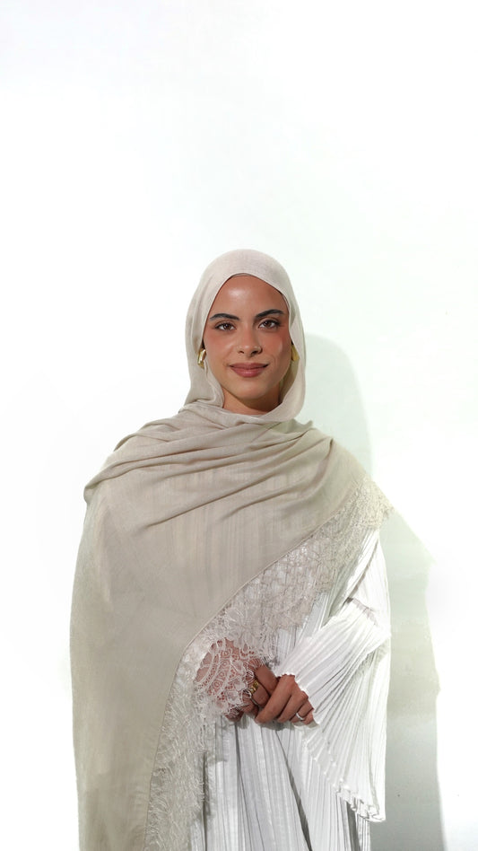 Hijab 100% modal beige avec magnifique dentelle, un hijab de qualité qui dure et préserve votre prudent en restant élégante