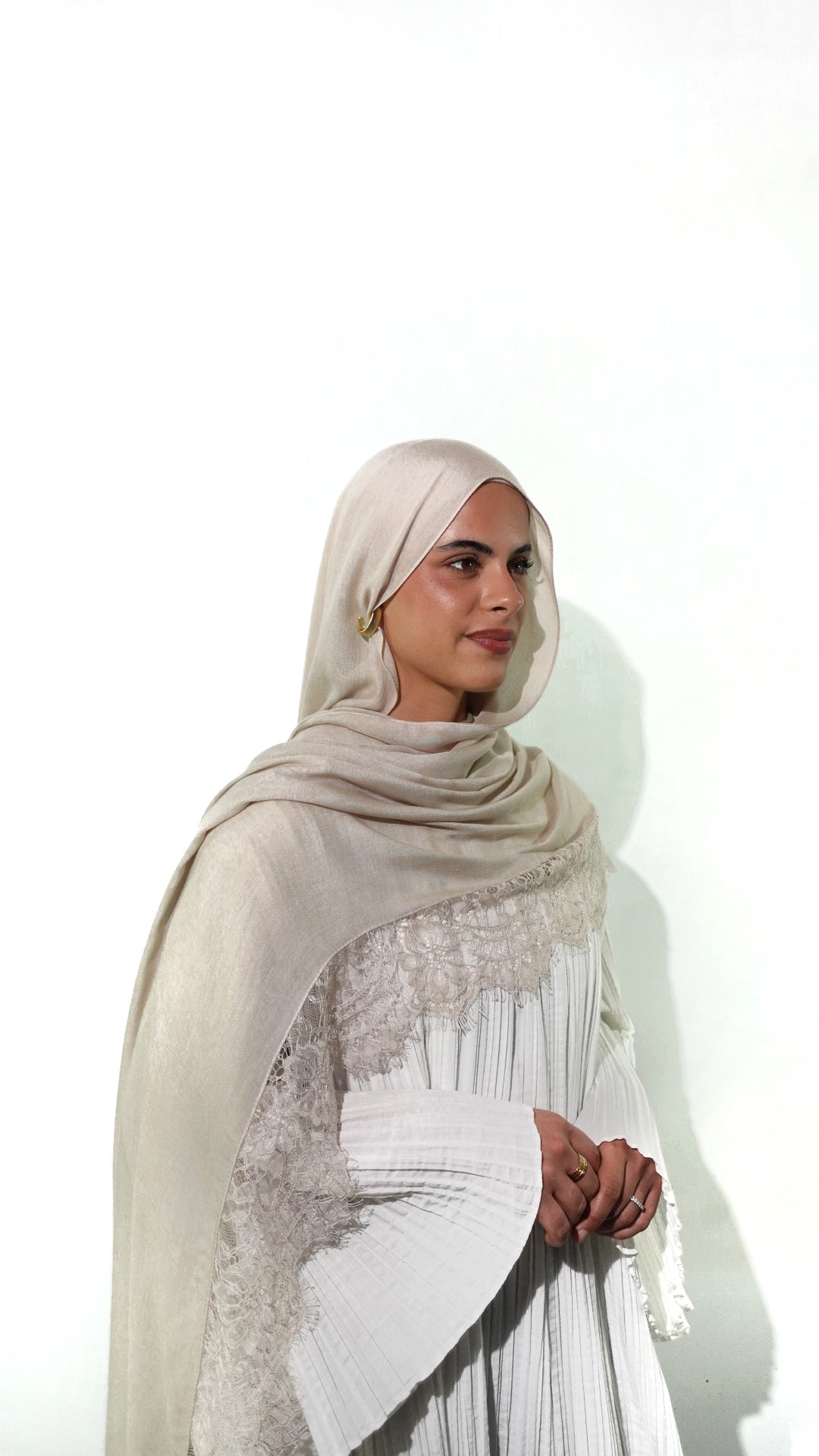 Hijab modal dentelle beige porté par femme musulmane