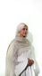 Hijab modal dentelle beige porté par femme musulmane