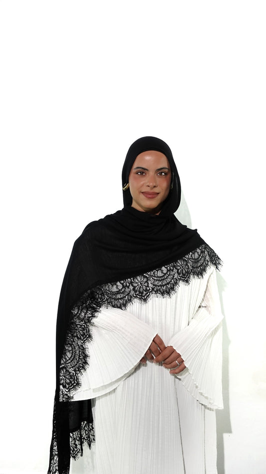 Hijab modal dentelle noir porté par femme musulmane