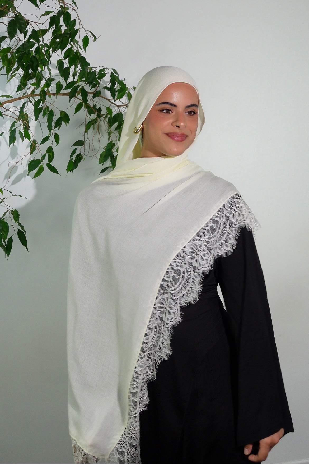 Hijab modal couleur ivoire avec dentelle porter sur une femme musulmane abaya