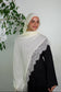 Hijab modal couleur ivoire avec dentelle porter sur une femme musulmane abaya