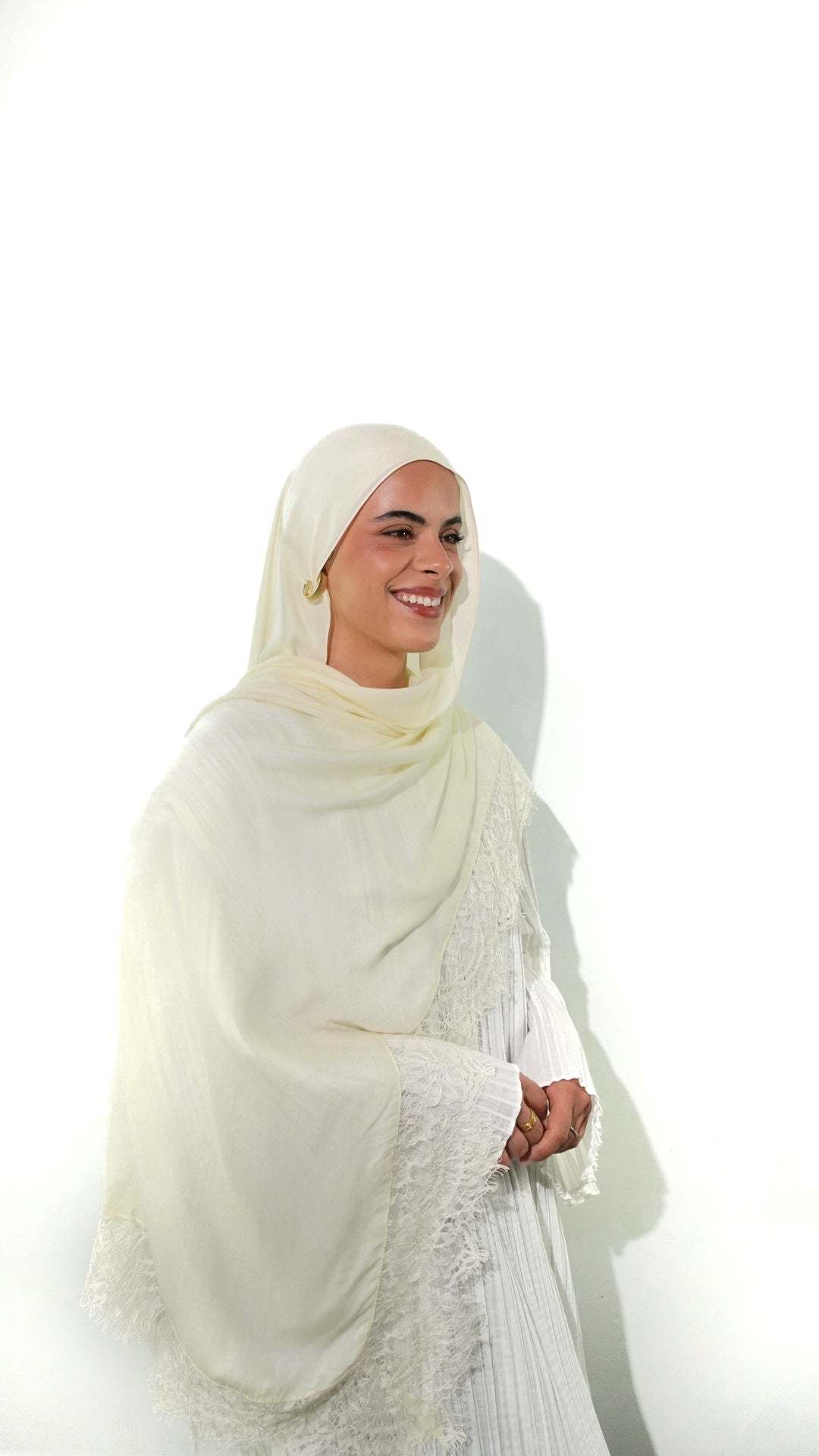 Hijab modal avec dentelle couleur blanc ivoire avec bonnet tube assorti offert 