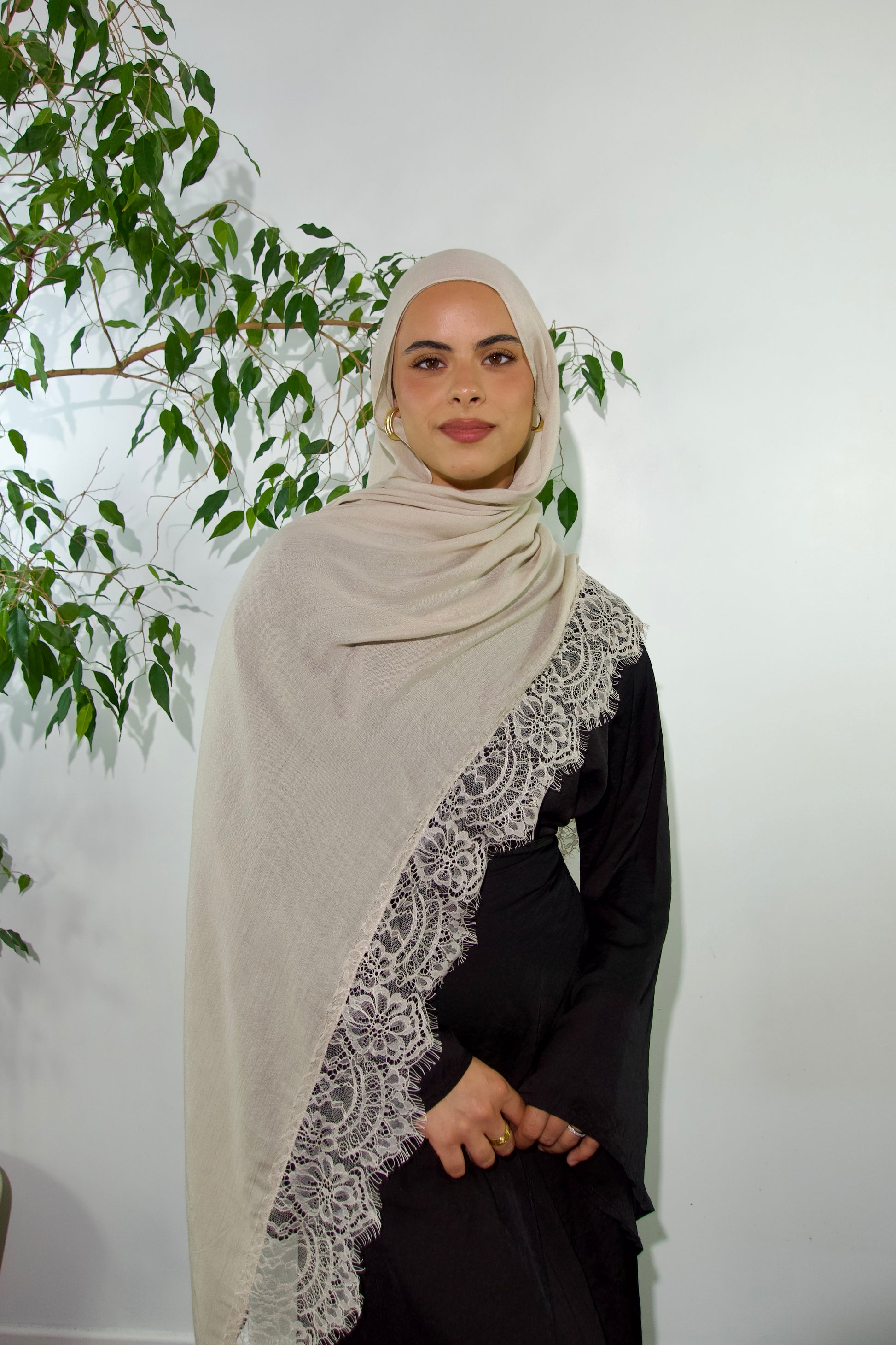 Hijab modal dentelle beige avec bonnet tube assorti offert, pour un look chic classe et modeste